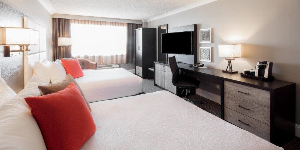 Четырёхместный номер Premium Crowne Plaza Hotel Moncton Downtown, an IHG Hotel