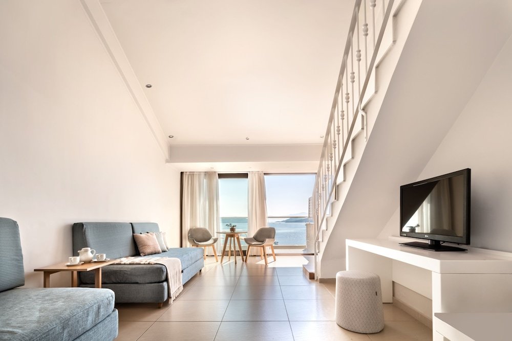Четырёхместный семейный номер Standard с балконом Kassandra Bay Resort, Suites & Spa