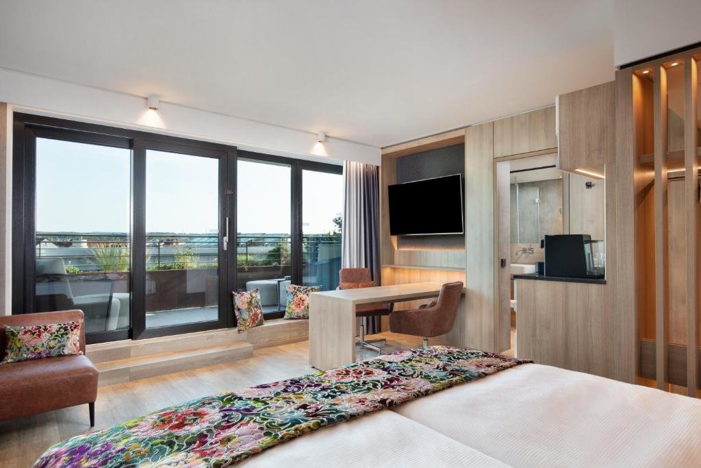 1 Bedroom Suite with balcony Holiday Inn - Osnabrück, an IHG Hotel