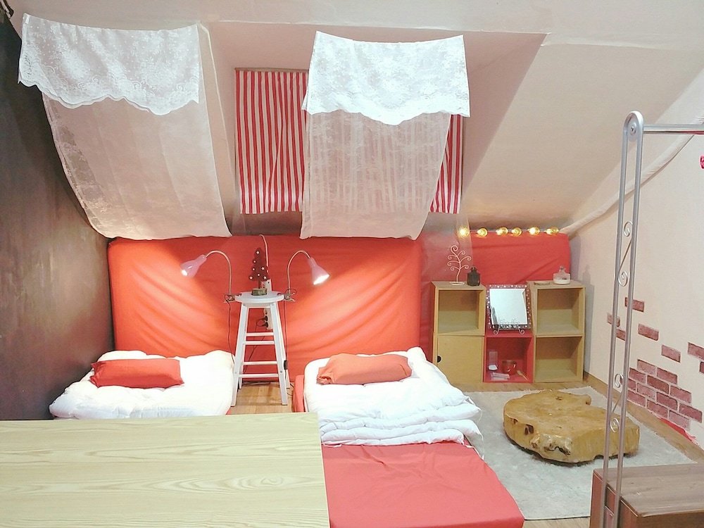 Кровать в общем номере (женский номер) Skyboat Inn