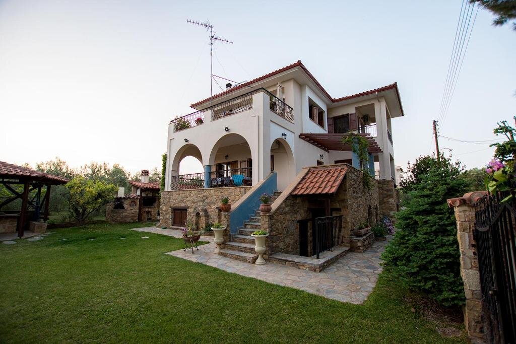 Коттедж Rustic, luxurious,garden villa 70m from the sea