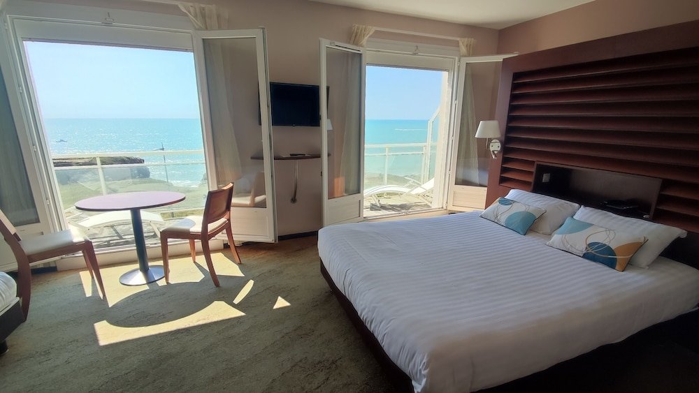 Трёхместный номер Standard oceanfront Hotel La Corniche