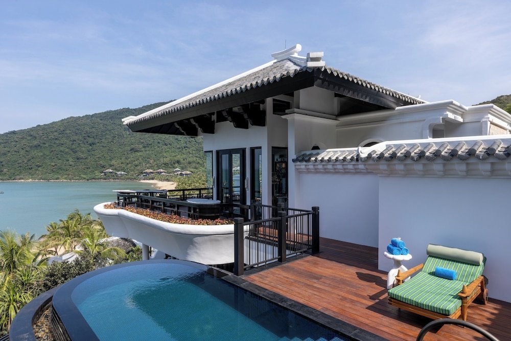 Номер Standard с 4 комнатами с балконом и с видом на океан InterContinental Danang Sun Peninsula Resort, an IHG Hotel