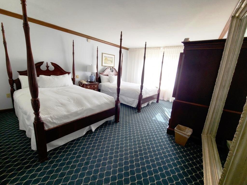 Четырёхместный номер Standard Avon Old Farms Hotel