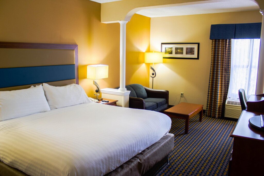 Suite Holiday Inn Express Hotel & Suites Sanford, an IHG Hotel