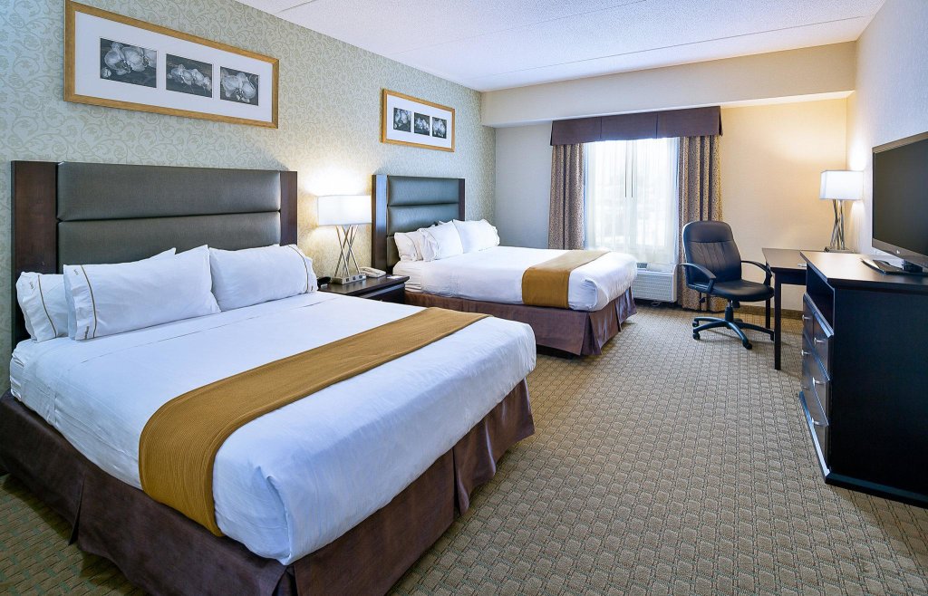 Standard Quadruple room Holiday Inn Express Hotel & Suites Ottawa Airport, an IHG Hotel