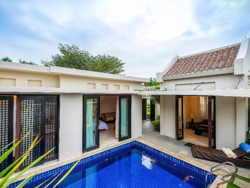 Четырёхместный семейный номер Standard с 2 комнатами с видом на бассейн Pullman Sanya Yalong Bay Villas & Resort