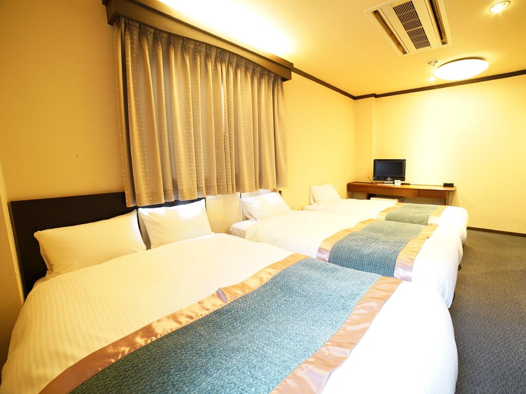 Трёхместный номер Standard Hotel AreaOne Takamatsu