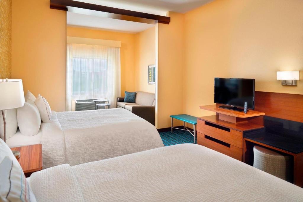 Четырёхместный люкс Fairfield Inn & Suites by Marriott Hendersonville Flat Rock