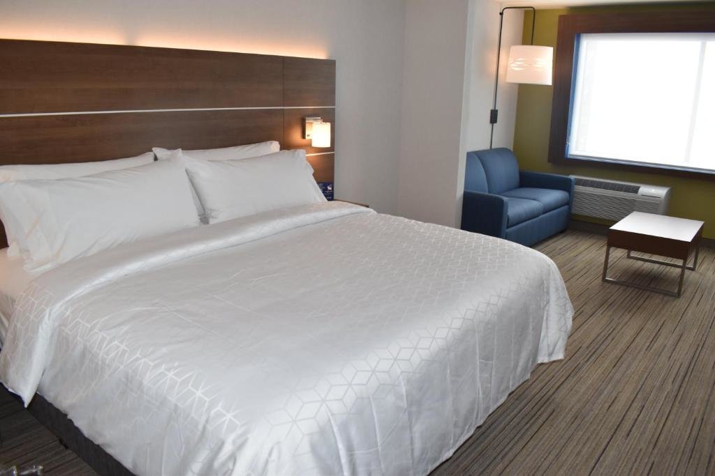 Suite Holiday Inn Express And Suites Boston South - Randolph, an IHG Hotel