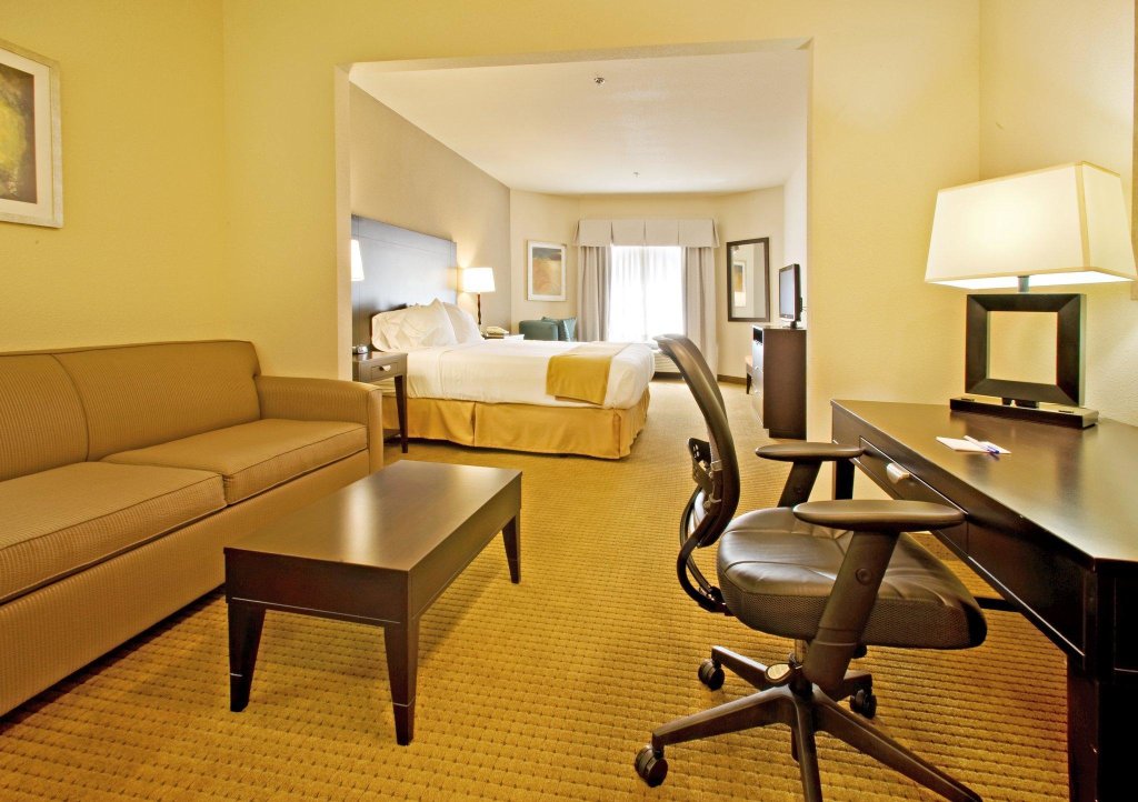 Двухместный люкс Holiday Inn Express Hotel & Suites Shamrock North, an IHG Hotel