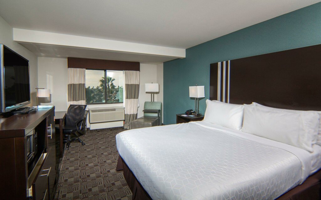 Standard room Holiday Inn Express Hotel & Suites Carlsbad Beach, an IHG Hotel
