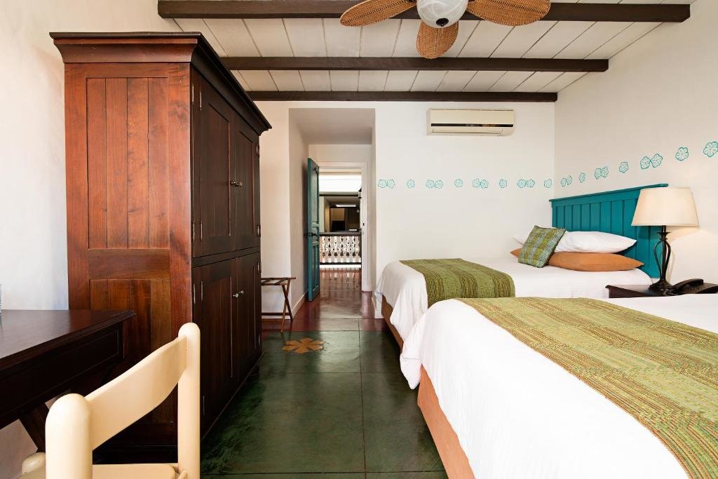 Четырёхместный полулюкс Hotel Isla de Flores