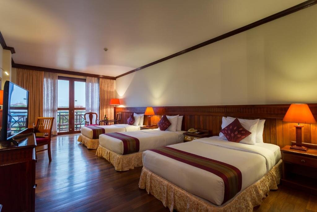 Трёхместный номер Deluxe с балконом Angkor Paradise Hotel