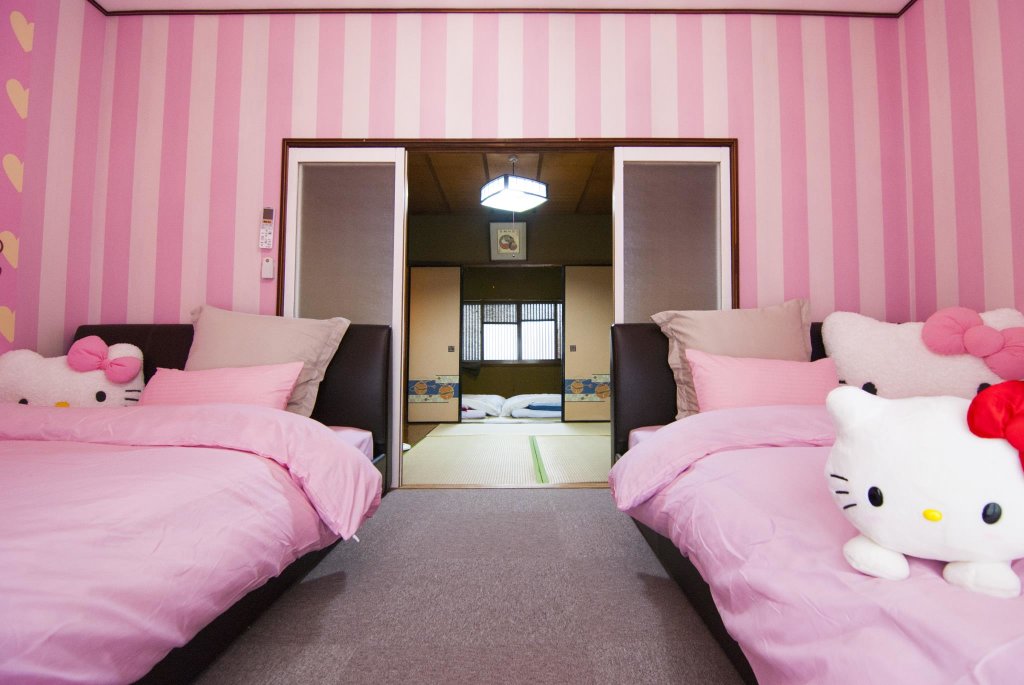 Cama en dormitorio compartido 6 habitaciones Is Kyouyukari