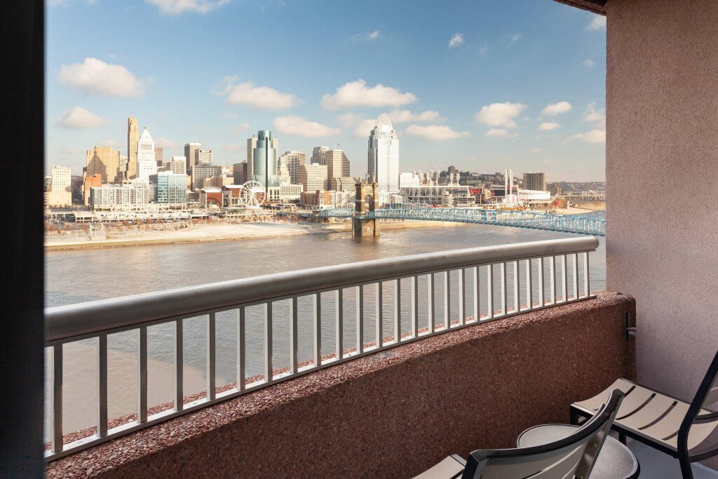 Люкс Presidential с 3 комнатами с балконом и с видом на реку Cincinnati Marriott at RiverCenter