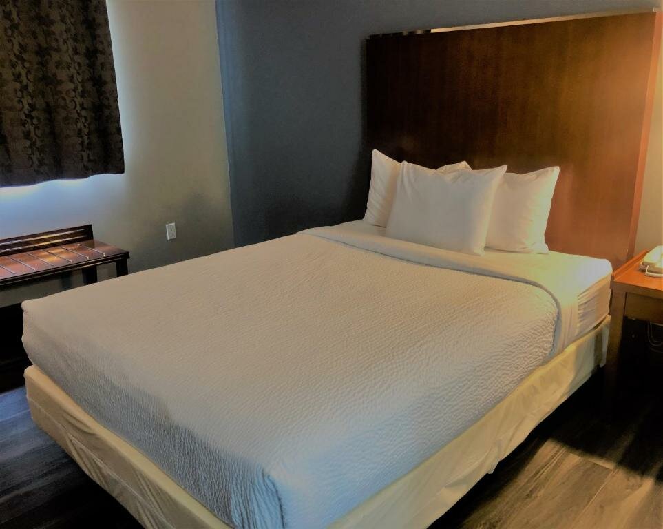 Standard room Canadas Best Value Inn & Suites Kamloops