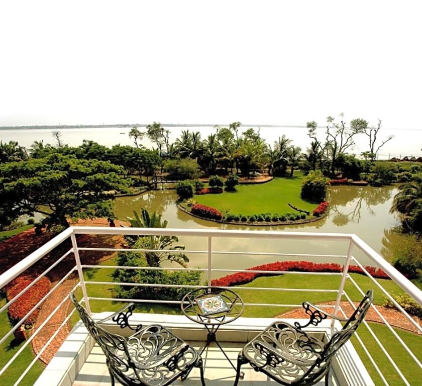 Superior Double room with river view The Ffort Raichak