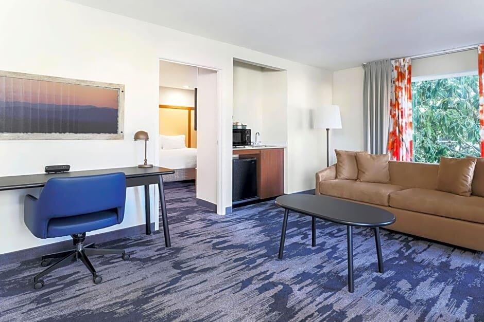 Люкс с 2 комнатами с видом на внутренний двор Fairfield Inn and Suites by Marriott San Jose Airport