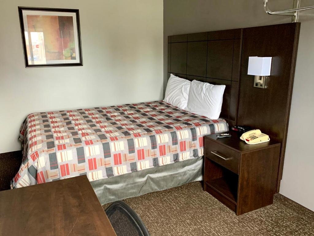 Standard room Milestone Motel