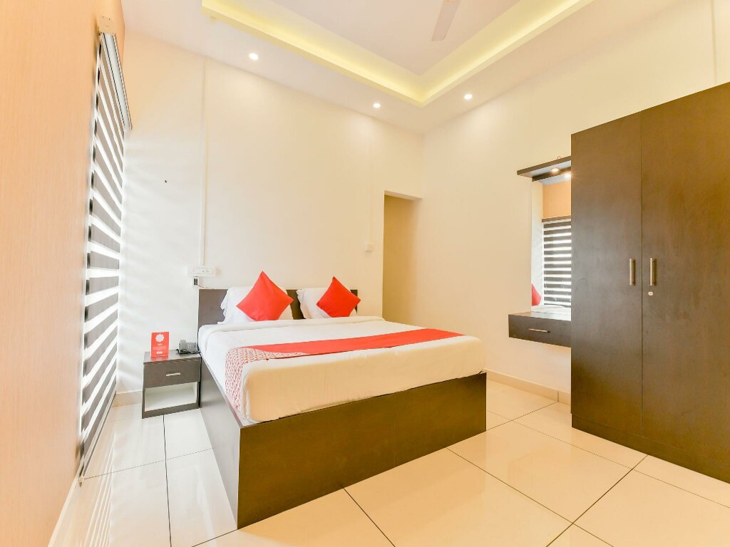 Deluxe room Vaccinated Staff - OYO 15973 F Square
