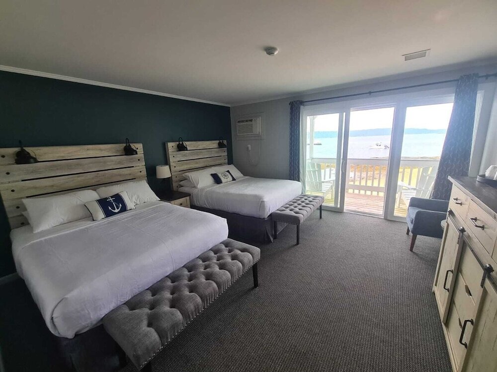 Standard Quadruple room with balcony and with ocean view Smuggler's Cove Inn