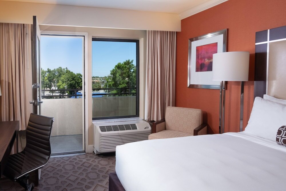 Четырёхместный номер Standard с балконом Delta Hotels by Marriott Orlando Lake Buena Vista