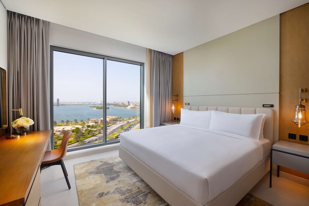 Двухместный номер Deluxe с видом на воду DoubleTree by Hilton Sharjah Waterfront Hotel And Residences