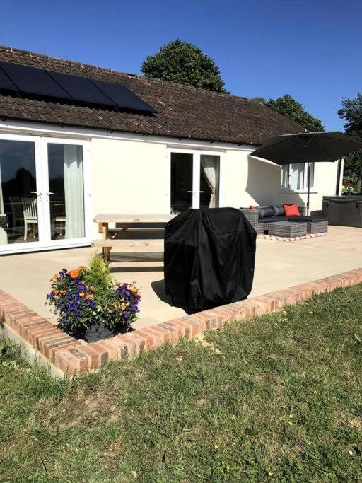 Cottage Lovely two bedroom bungalow with hot tub