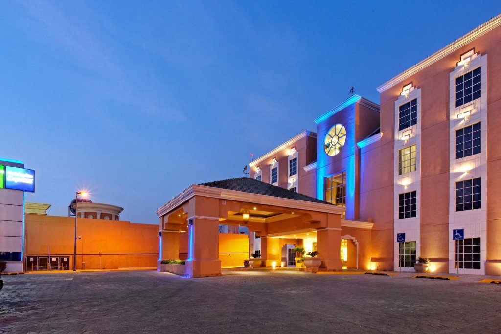 Четырёхместный номер Standard Holiday Inn Express - Monterrey - Tecnologico, an IHG Hotel