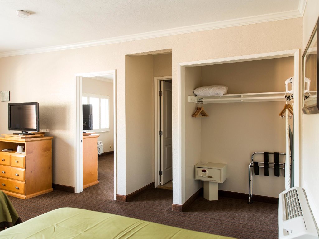 Люкс с 2 комнатами Anaheim Islander Inn and Suites