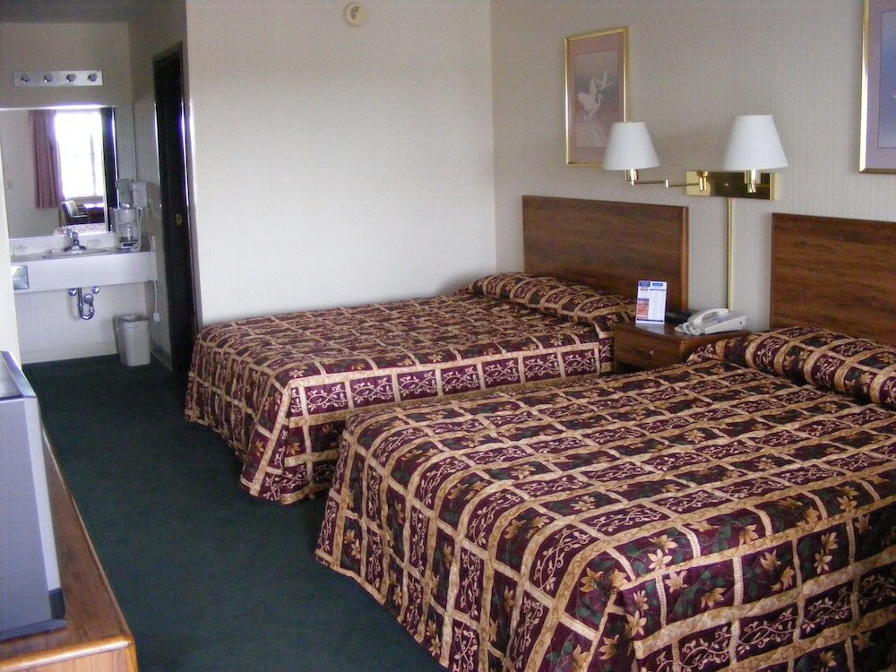 Standard Quadruple room with balcony Great Lakes Inn Mackinaw City