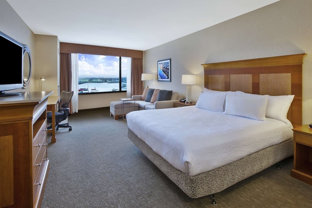Двухместный номер с диваном-кроватью Deluxe с видом на воду Hilton Garden Inn Portland Downtown Waterfront
