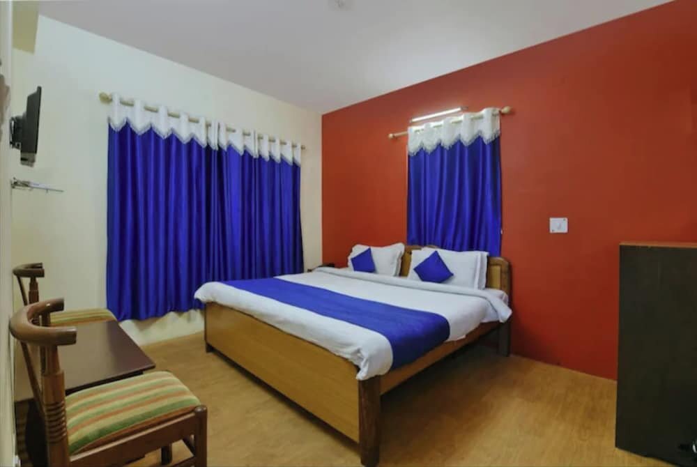 Deluxe Double room with lake view Goroomgo Chinar Lake View Nainital