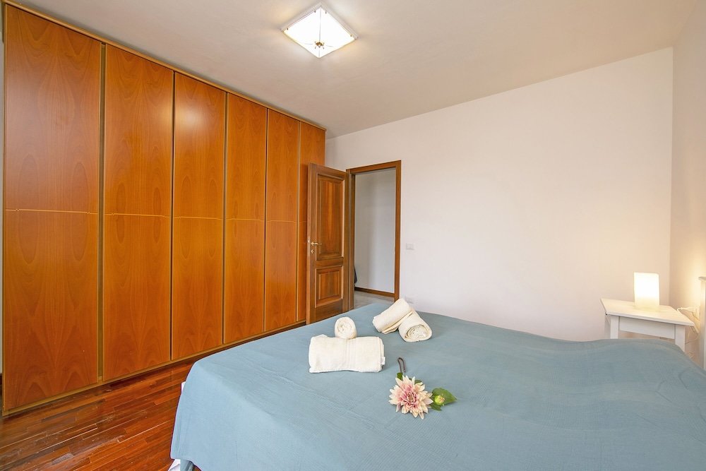 Apartamento familiar 2 dormitorios con balcón Casa 400m From Garda Lake