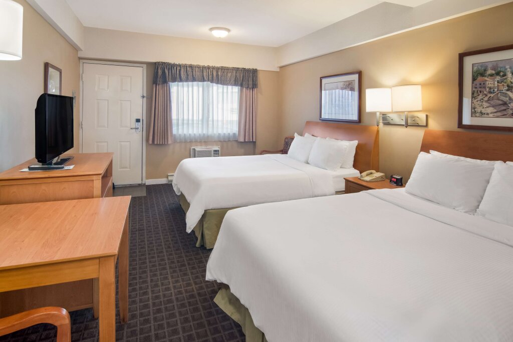 Четырёхместный номер Standard SureStay Hotel by Best Western North Vancouver Capilano