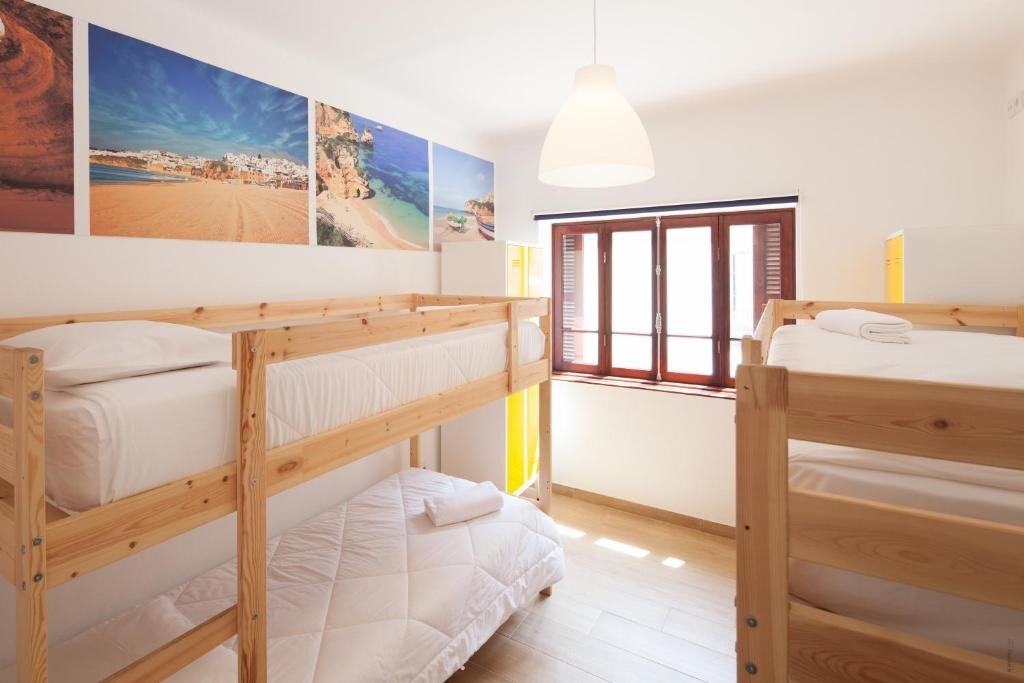 Кровать в общем номере Furadouro Terrace Hostel