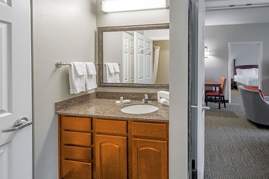 Четырёхместный люкс с 2 комнатами Staybridge Suites - Kansas City-Independence, an IHG Hotel