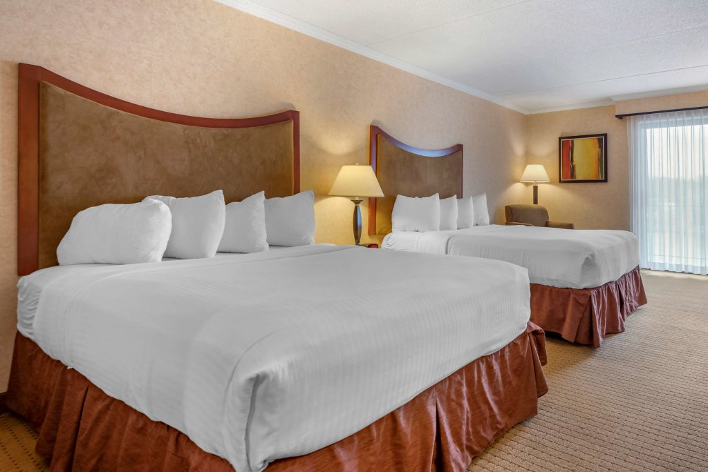 Четырёхместный номер Standard Best Western Plus Oswego Hotel and Conference Center