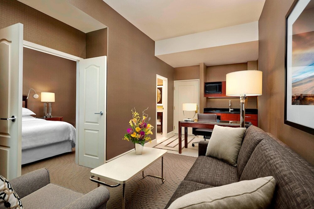 Suite 1 camera da letto Sheraton Suites Calgary Eau Claire