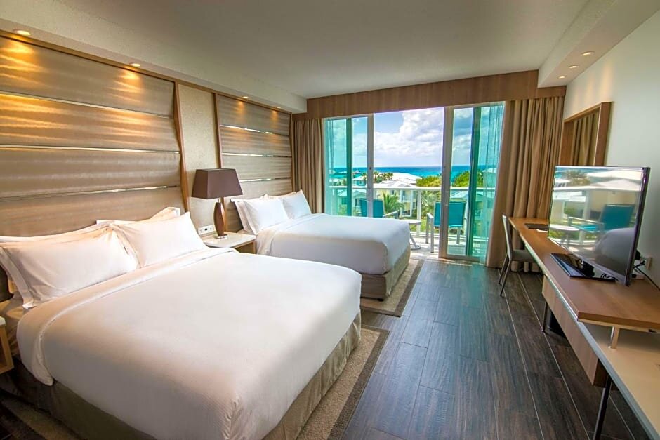 Четырёхместный номер Standard с частичным видом на океан Hilton at Resorts World Bimini
