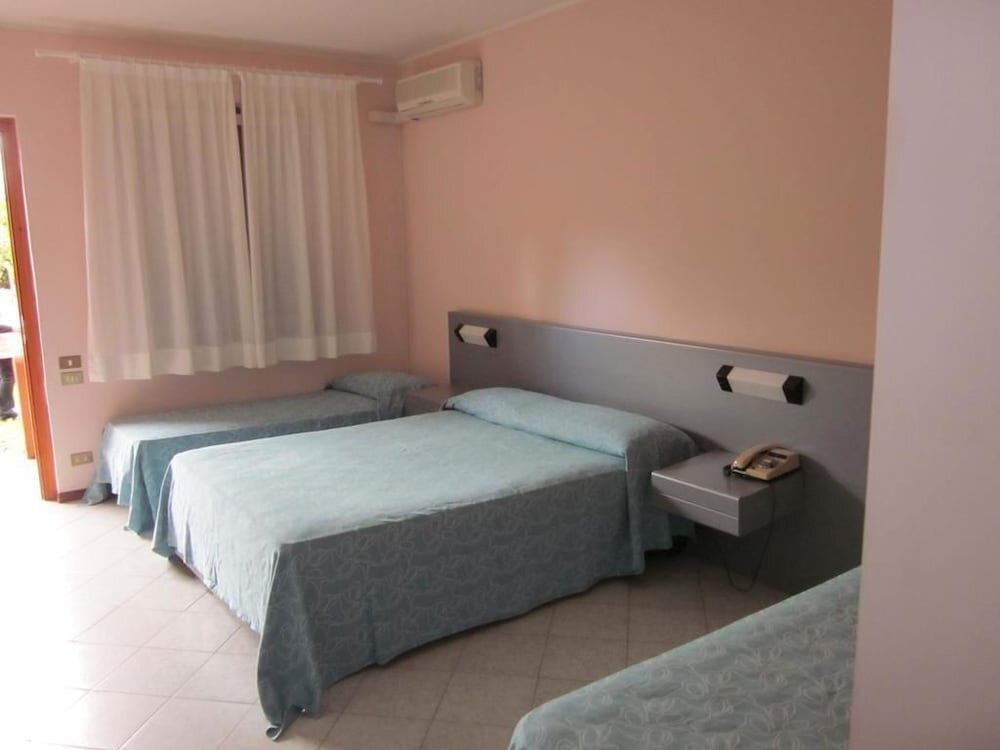 Трёхместный номер Standard c 1 комнатой Hotel Villaggio Calaghena