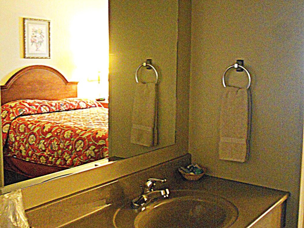 Четырёхместный номер Standard Цокольный этаж Sandhills Guest House Motel