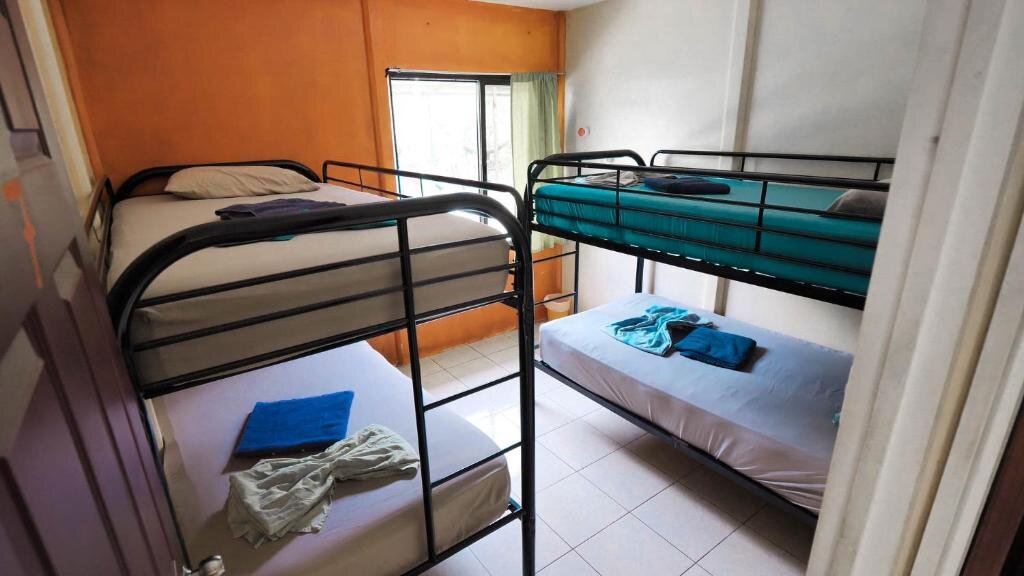 Кровать в общем номере Kalunai Hostel