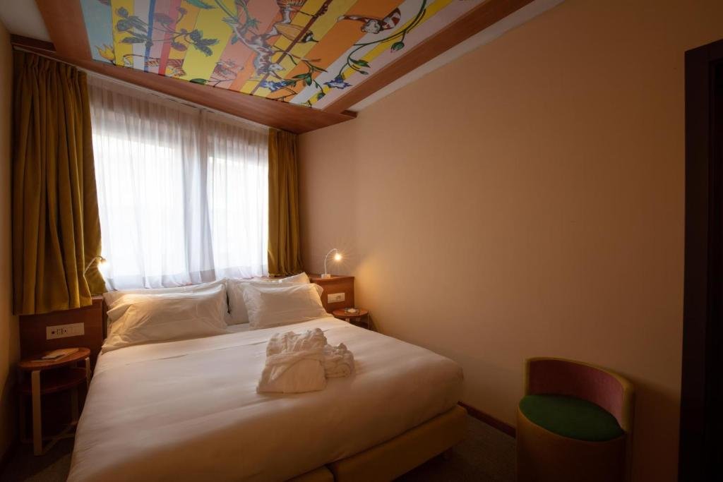 Standard Double room OMAMA Hotel