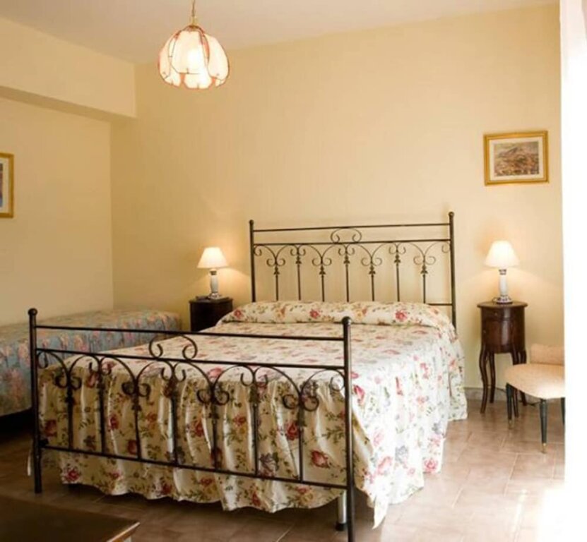 Трёхместный номер Standard с балконом Bed & Breakfast Villa Flora