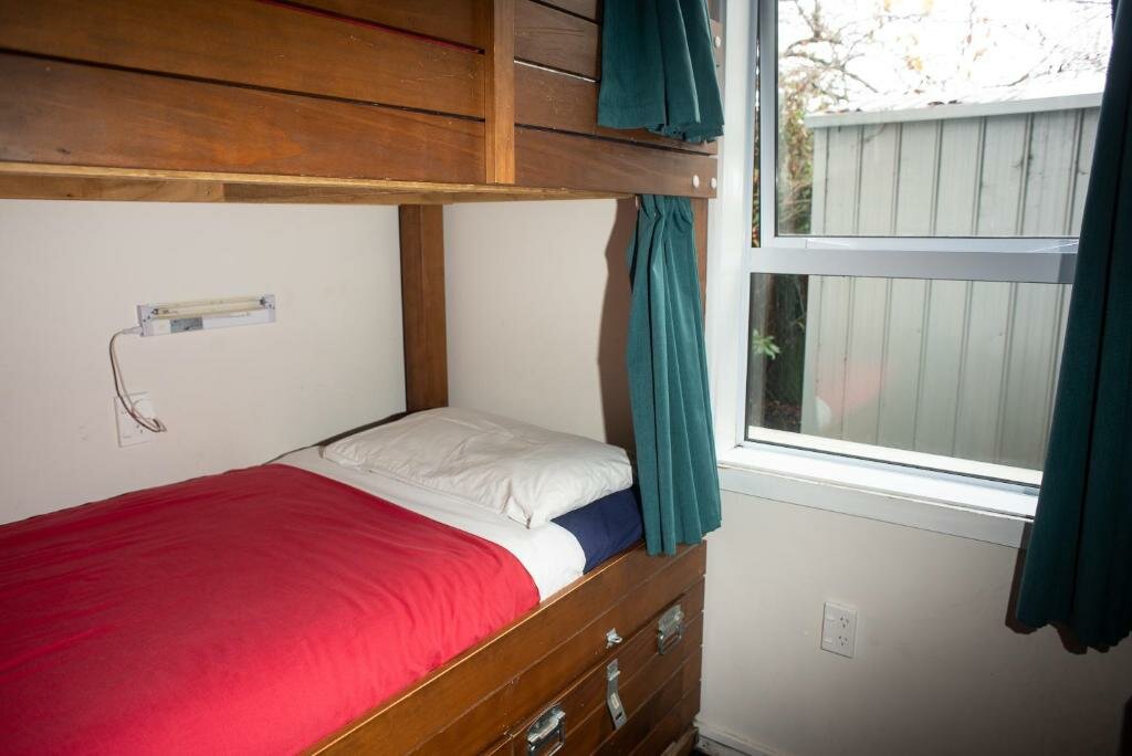 Кровать в общем номере Haka Lodge Queenstown