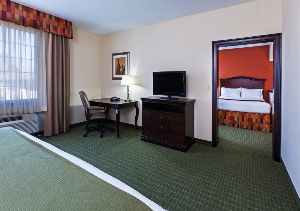 Четырёхместный номер Standard Holiday Inn Express and Suites Henderson, an IHG Hotel