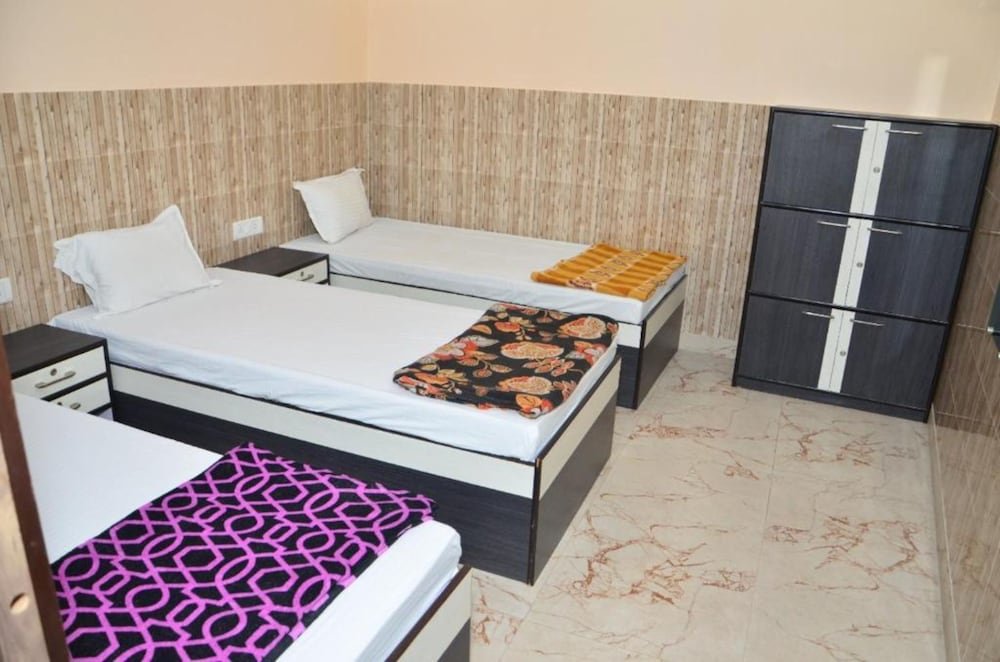 Кровать в общем номере Goroomgo Dev Guest House Howrah, Kolkata