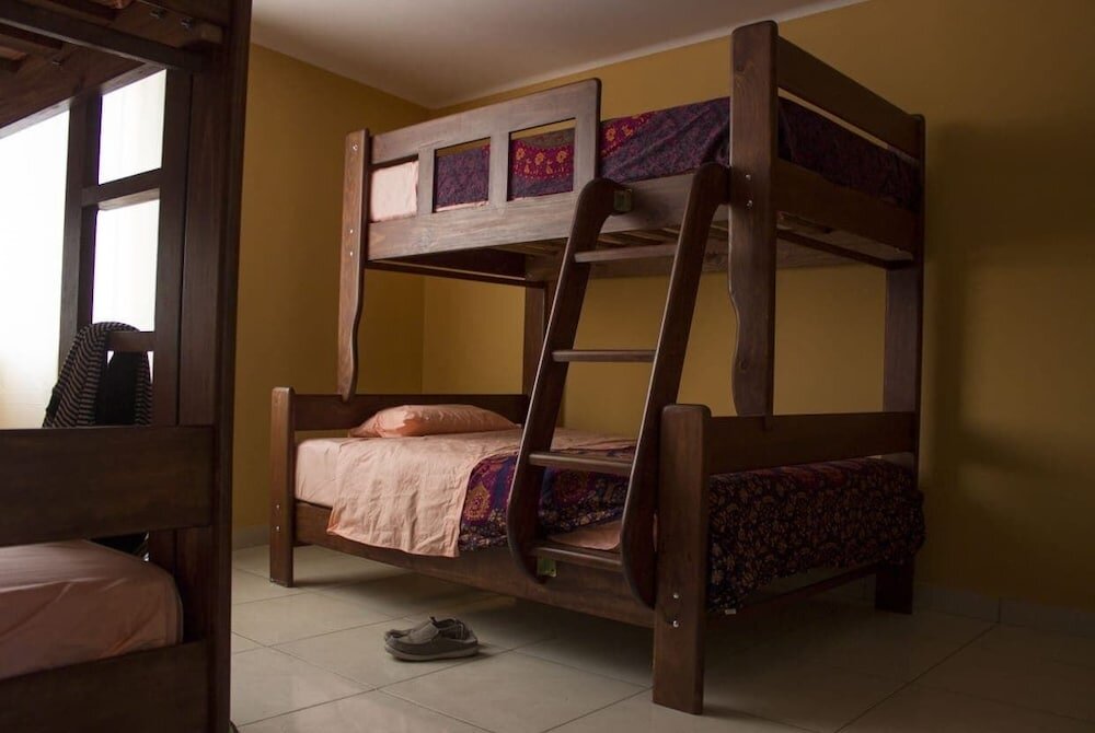 Cama en dormitorio compartido Casa Homa Peru